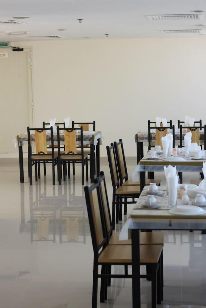 Africana Hotel Дубай Экстерьер фото